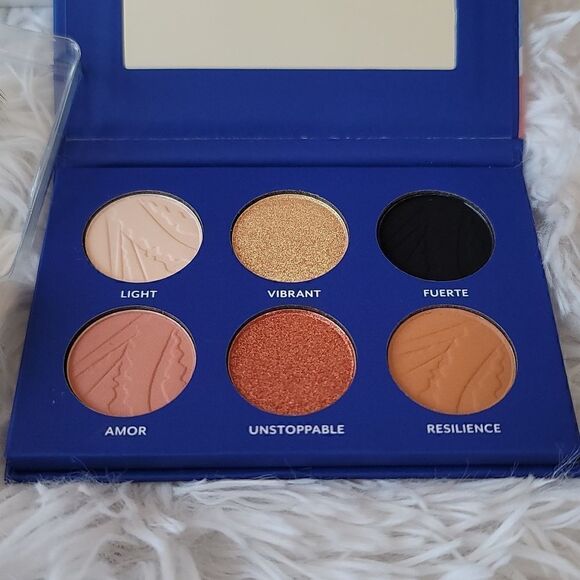 Tresluce Beauty Bundle - Eyeshadow Palette, Eyelashes & Brush Set - Picture 3 of 5